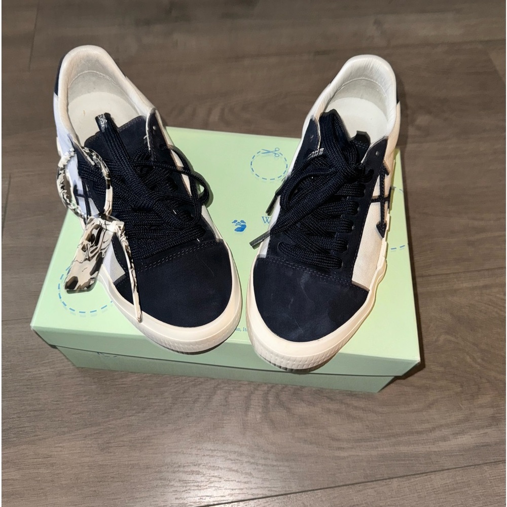 Off -white sneaker